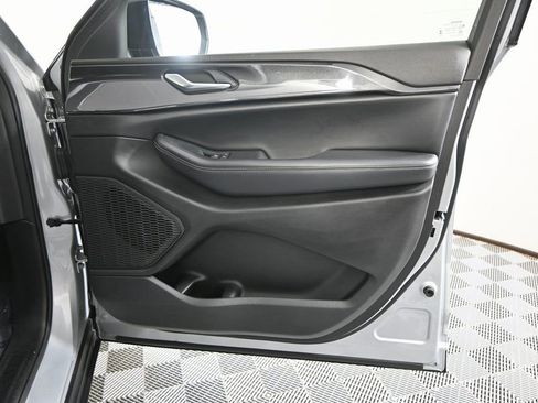 Used 2023 Jeep Grand Cherokee Altitude image 15