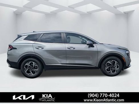 Used 2023 Kia Sportage LX FWD image 2