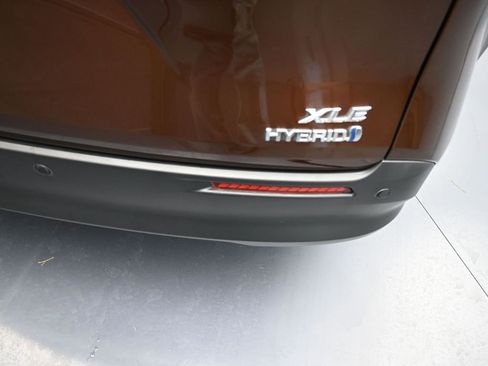 Used 2023 Toyota Sienna XLE image 5