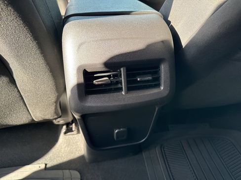 Used 2018 Chevrolet Equinox LT FWD image 23