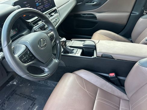 Used 2022 Lexus ES 300h w/ Accessory Package FWD image 4