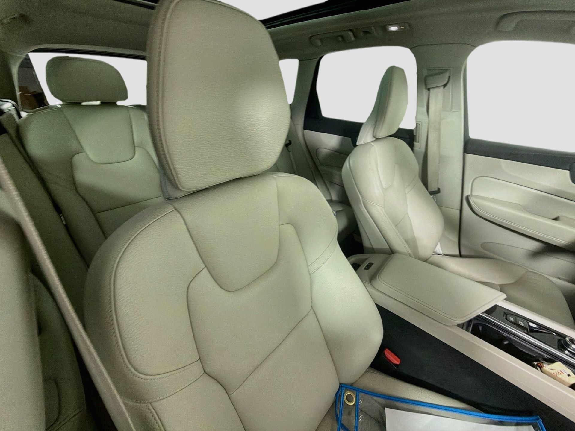 Certified 2023 Volvo XC60 B5 Plus AWD/4WD image 28