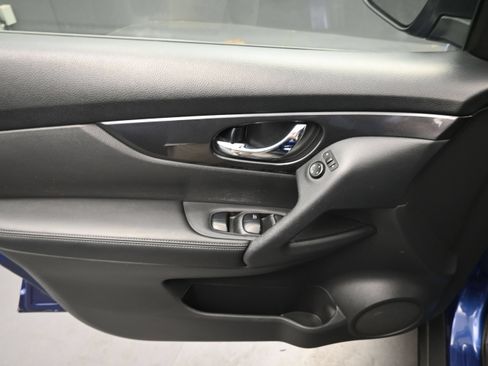 Used 2019 Nissan Rogue SV AWD/4WD image 11