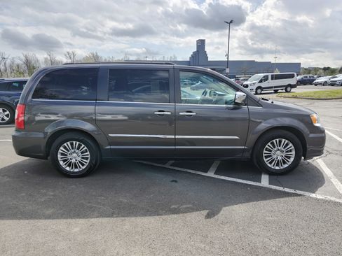 Used 2016 Chrysler Town & Country Touring-L image 19