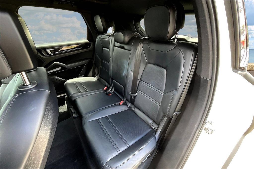 Used 2023 Porsche Cayenne AWD/4WD image 20