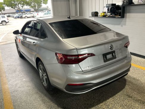 Used 2024 Volkswagen Jetta SE w/ Panoramic Sunroof Package FWD image 2