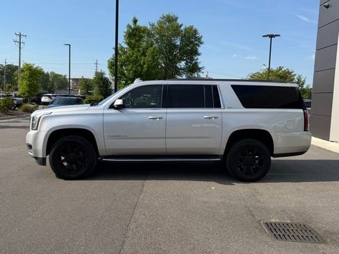 Used 2017 GMC Yukon XL SLT image 2