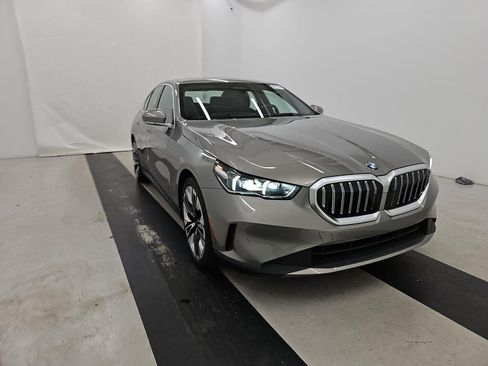 Used 2024 BMW 530i image 3