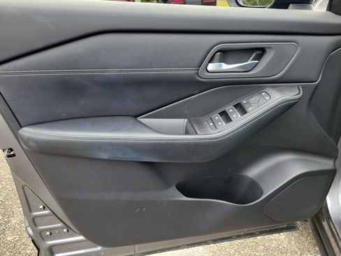 Used 2025 Nissan Rogue SL image 17