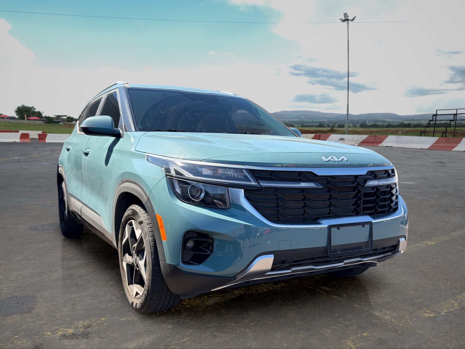 Certified 2024 Kia Seltos EX FWD image 2