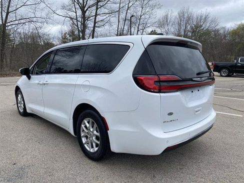 Used 2023 Chrysler Pacifica Touring-L FWD image 14