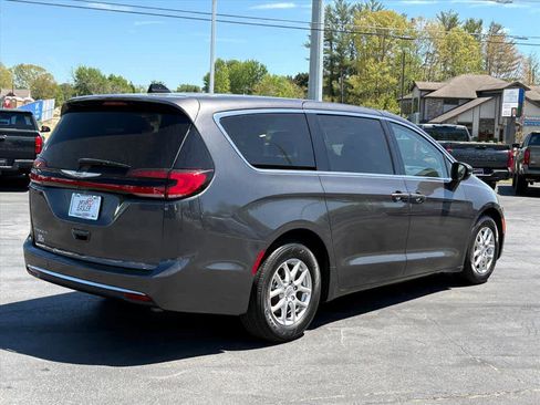 Used 2023 Chrysler Pacifica Touring-L FWD image 3
