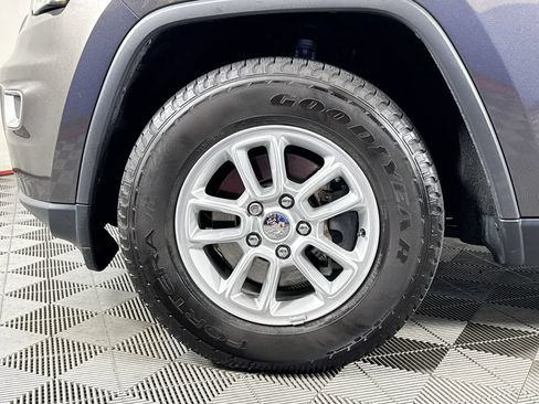 Used 2020 Jeep Grand Cherokee Laredo AWD/4WD image 28