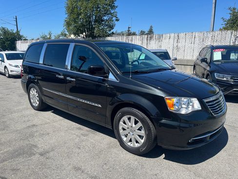 Used 2015 Chrysler Town & Country Touring FWD image 1