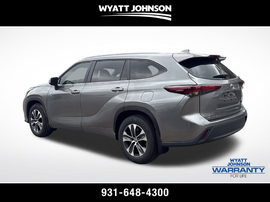Used 2025 Toyota Highlander XLE FWD image 3