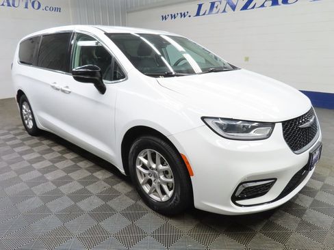 Used 2024 Chrysler Pacifica Touring-L FWD image 3