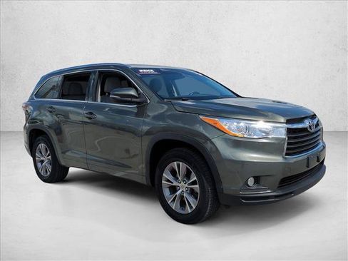 Used 2014 Toyota Highlander XLE FWD image 3
