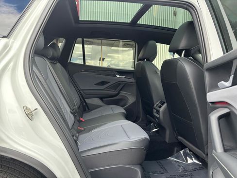 Used 2025 Volkswagen Tiguan SE R-Line image 24