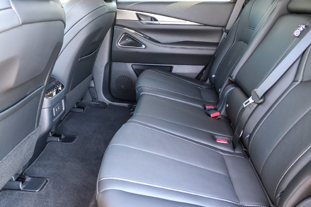 Certified 2027 INFINITI QX60 Luxe w/ Family Package FWD image 18