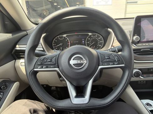 Used 2025 Nissan Altima 2.5 SV FWD image 27