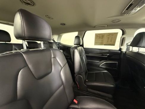 Used 2024 Kia Telluride S w/ S Sunroof Package FWD image 32