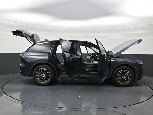 Used 2024 Lincoln Nautilus Premier AWD/4WD image 28