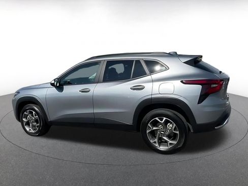 Used 2025 Chevrolet Trax LT w/ LT Convenience Package image 10