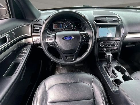 Used 2018 Ford Explorer XLT w/ Equipment Group 202A image 8