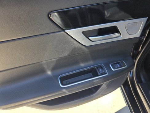 Used 2018 Jaguar XF Prestige image 27