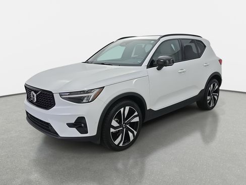 Used 2023 Volvo XC40 B4 Ultimate w/ Protection Package Premier image 7