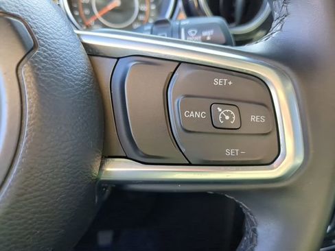 Used 2020 Jeep Wrangler Unlimited Sahara image 32