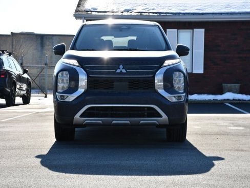 Used 2024 Mitsubishi Outlander SE image 2