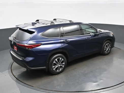 Used 2022 Toyota Highlander XLE AWD/4WD image 41