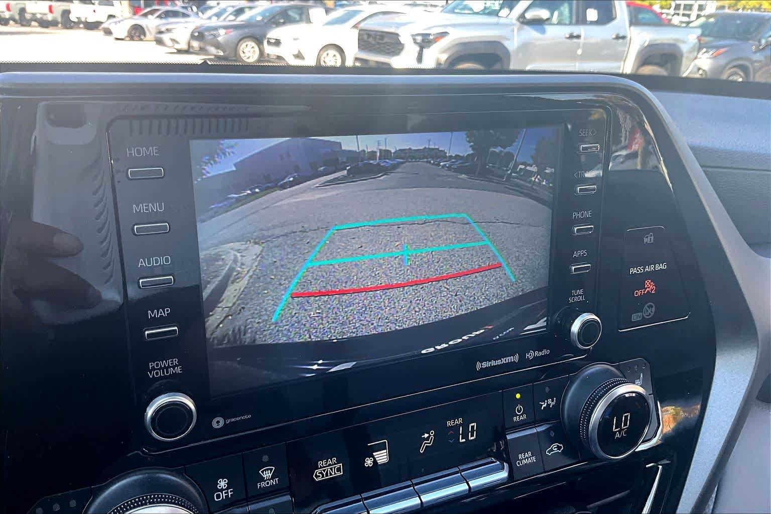 Used 2020 Toyota Highlander XLE AWD/4WD image 27