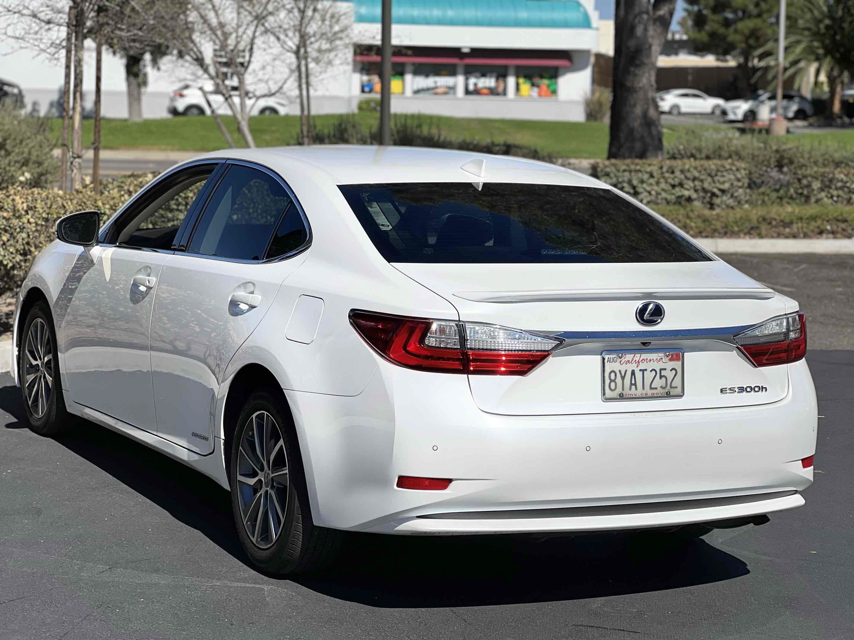 Used 2018 Lexus ES 300h w/ Luxury Package FWD image 2