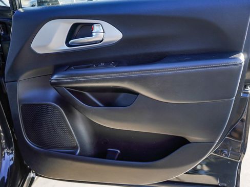 Used 2019 Chrysler Pacifica Touring-L w/ S Appearance Package image 31