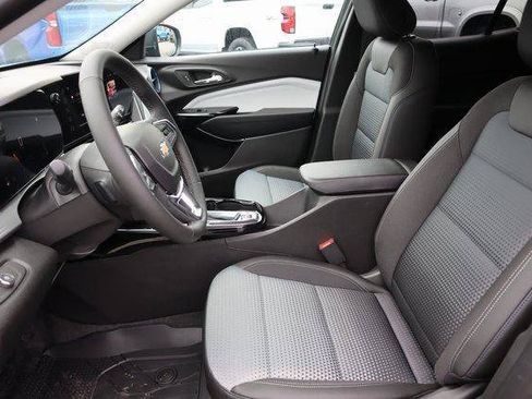 Used 2025 Chevrolet Trax LT w/ Driver Confidence Package FWD image 17