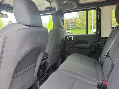Used 2025 Jeep Wrangler Unlimited Sahara AWD/4WD image 27
