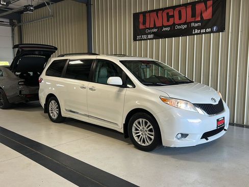 Used 2015 Toyota Sienna XLE w/ XLE Navigation Package FWD image 4