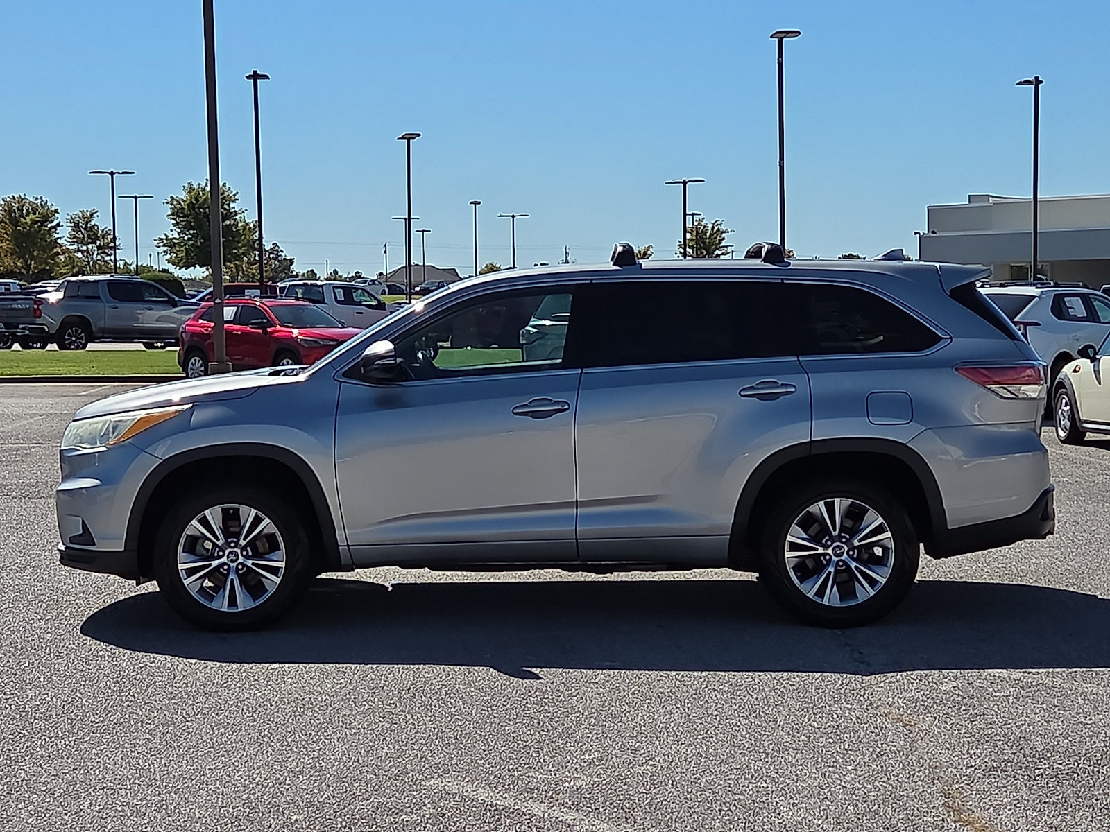 Used 2016 Toyota Highlander Plus FWD image 3