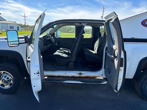 Used 2011 Chevrolet Silverado 2500 W/T w/ Snow Plow Prep Package image 33