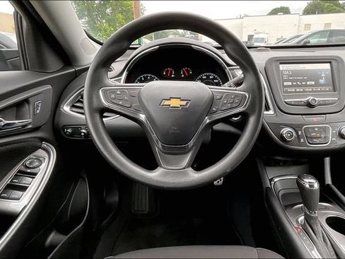 Used 2017 Chevrolet Malibu LT FWD image 5