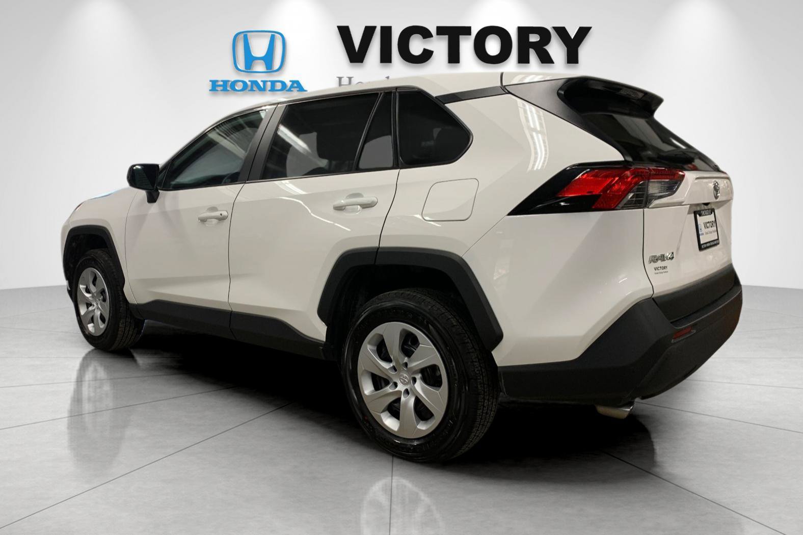 Used 2025 Toyota RAV4 LE AWD/4WD image 4