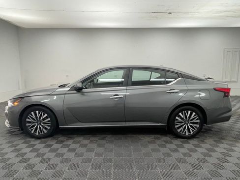 Used 2023 Nissan Altima 2.5 SV FWD image 10
