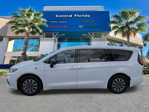 Certified 2024 Chrysler Pacifica Limited FWD image 7