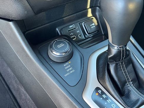 Used 2016 Jeep Cherokee Limited image 22