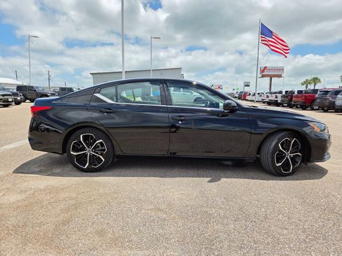 Used 2024 Nissan Altima 2.5 SR w/ SR Premium Package FWD image 9