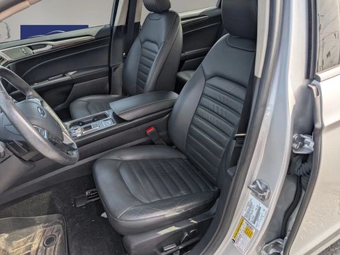 Used 2017 Ford Fusion SE w/ Fusion SE Technology Package FWD image 10