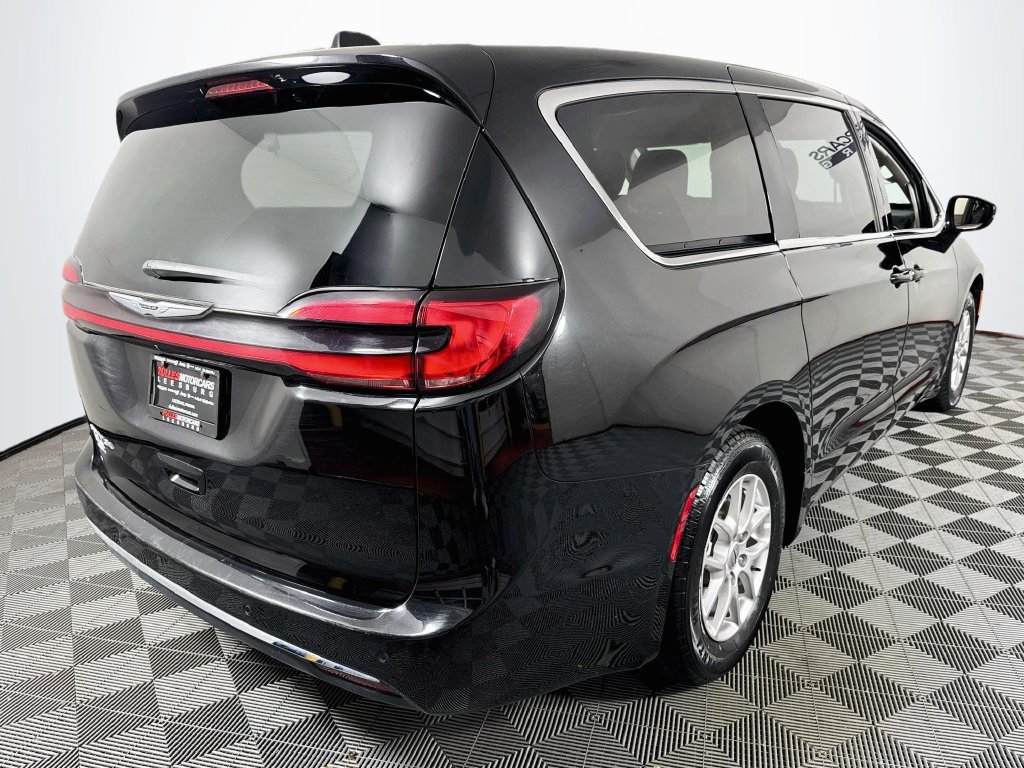 Used 2024 Chrysler Pacifica Touring-L FWD image 7