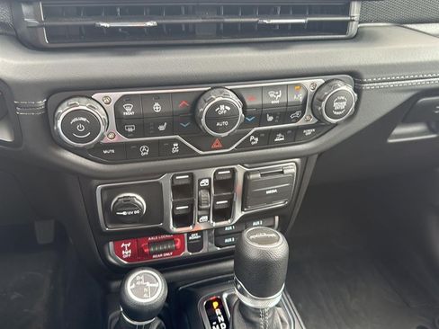 Used 2025 Jeep Gladiator Mojave w/ Safety Group AWD/4WD image 17